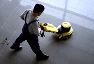 Der Boden wird gereinigt