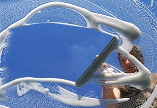 Ein Fenster wird geputzt