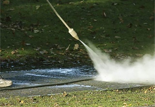 Hochdruckstrahl reinigt Boden